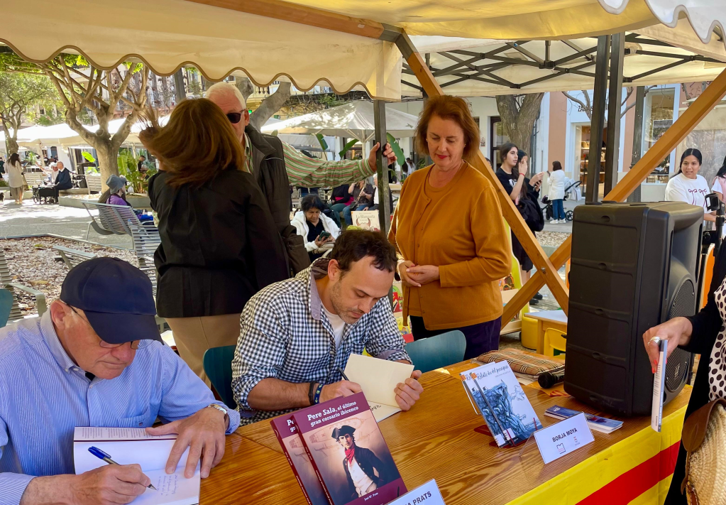 Sant Jordi 2025: Borja Moya Castillo apropa la seva literatura al públic eivissenc signant “Relats des del precipici”